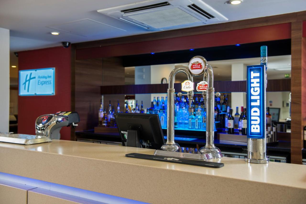 Holiday Inn Express Leeds City Centre By Ihg Exterior photo