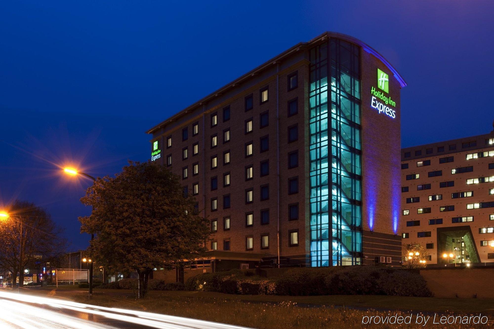 Holiday Inn Express Leeds City Centre By Ihg Exterior photo