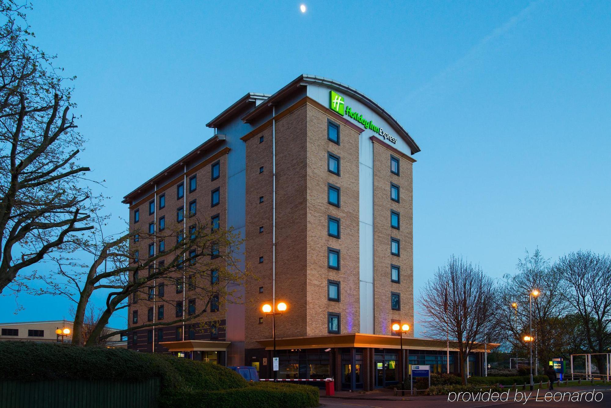 Holiday Inn Express Leeds City Centre By Ihg Exterior photo