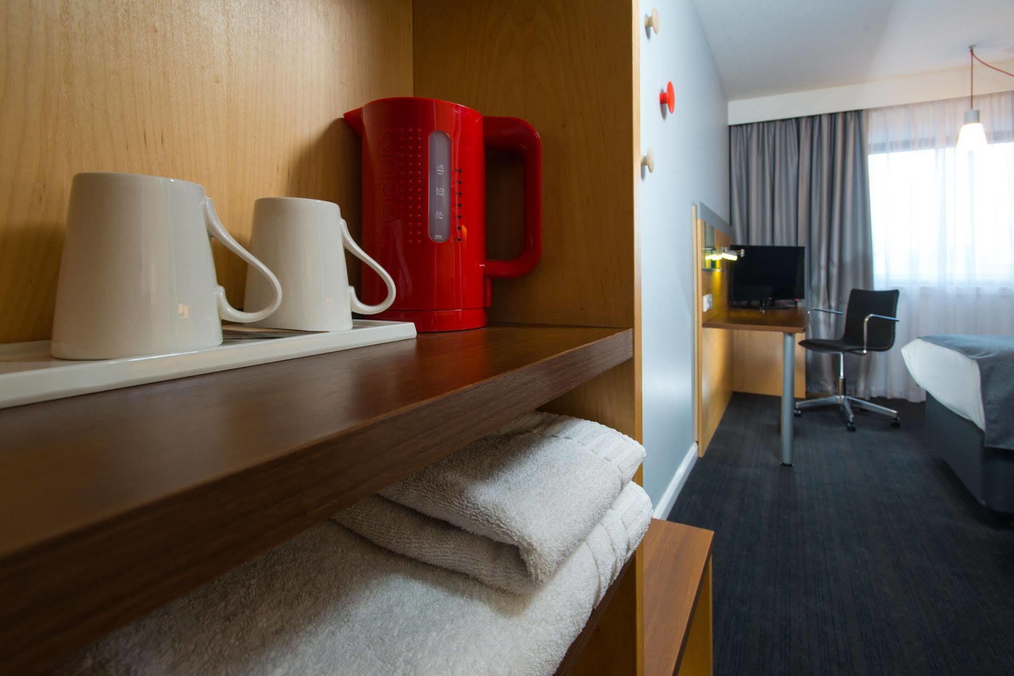 Holiday Inn Express Leeds City Centre By Ihg Exterior photo