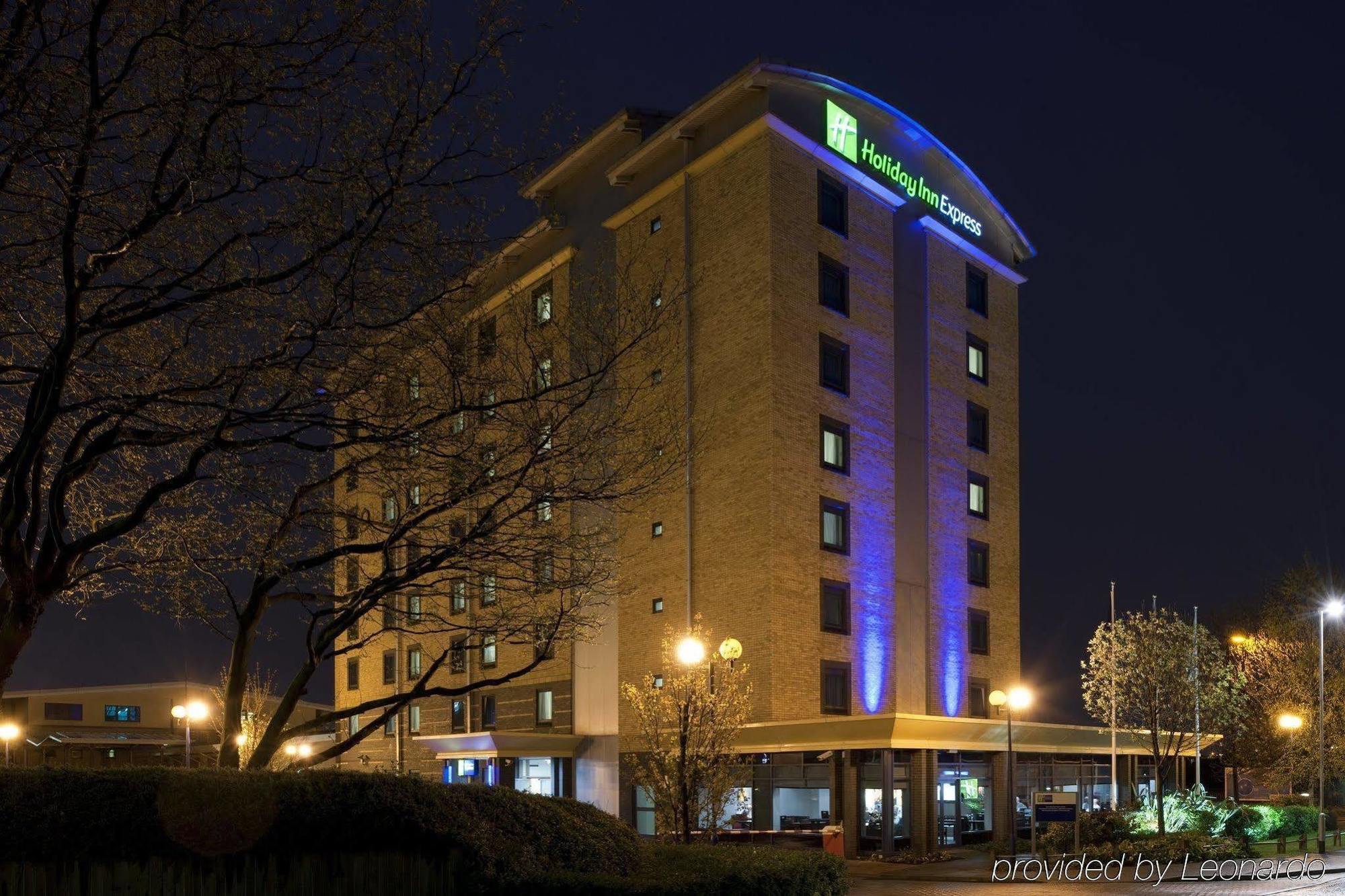 Holiday Inn Express Leeds City Centre By Ihg Exterior photo